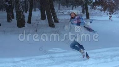 小女孩在树林里的雪地里奔跑，微笑着